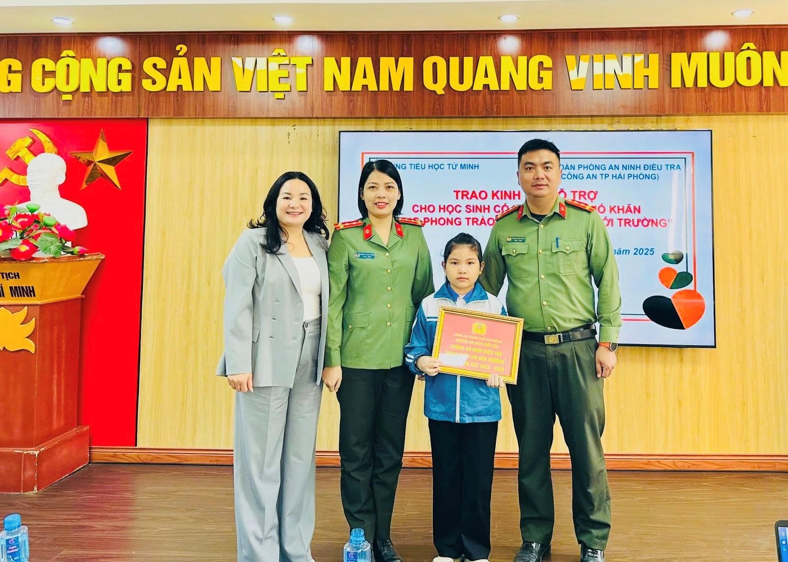 Chi đoàn Phòng An ninh điều tra: Trao hỗ trợ học sinh có hoàn cảnh khó khăn trong chương trình “Nâng bước em tới trường”